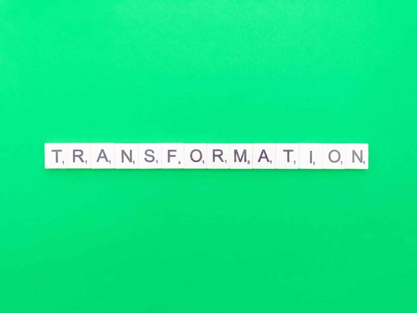 Les astuces pour transformer une tenue du jour en une tenue de soirée élégante